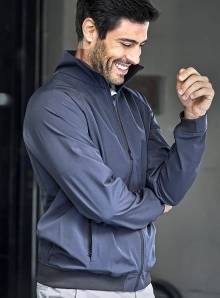 Kurka męska odznaczająca się sportowym stylem duńskiej marki Tee Jays